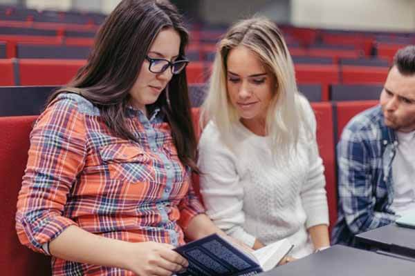 Estudiantes intercambiando notas