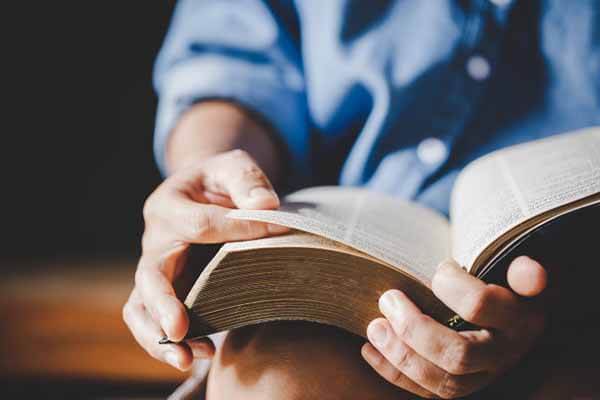 estudiante con libro en mano