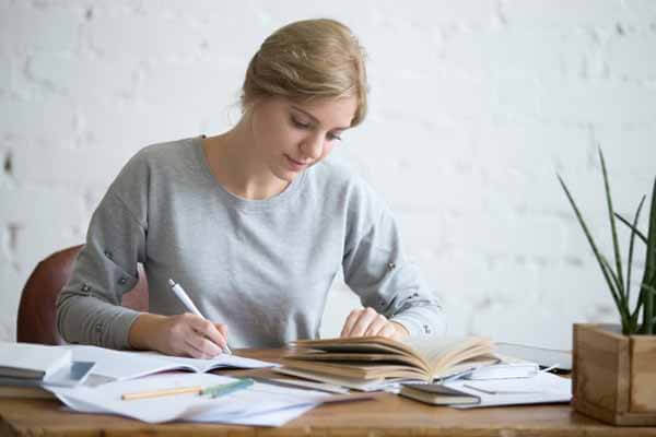 estudiante en escritorio