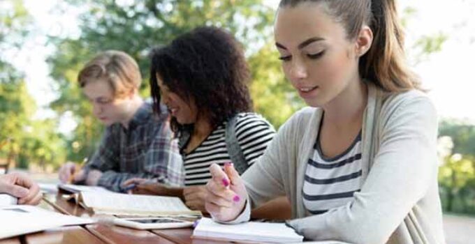 Universidad Enrique Díaz De León Carreras