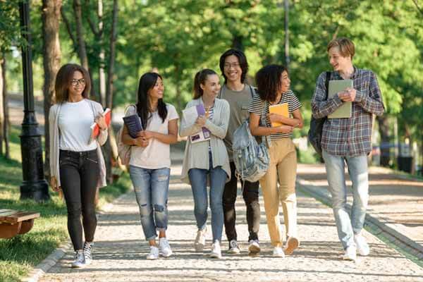 universidad estudiantes caminando