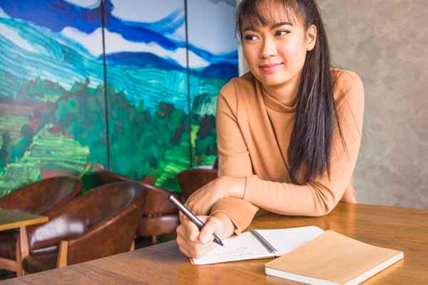 Alumna estudiando en escritorio