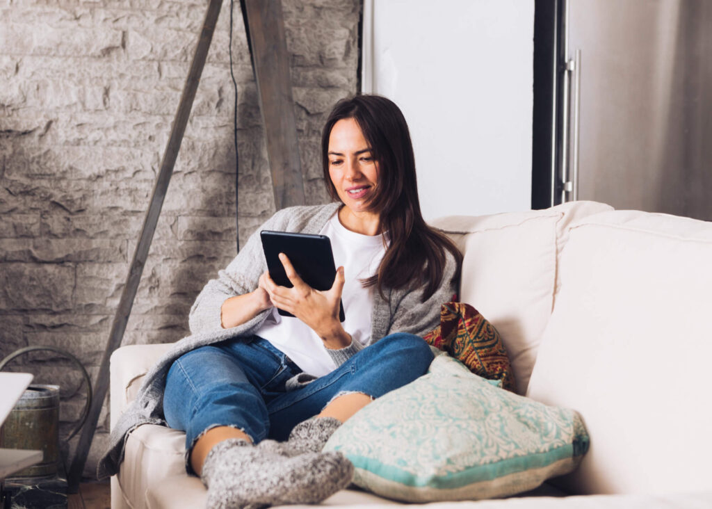 Chica con tablet en mano en su sillón