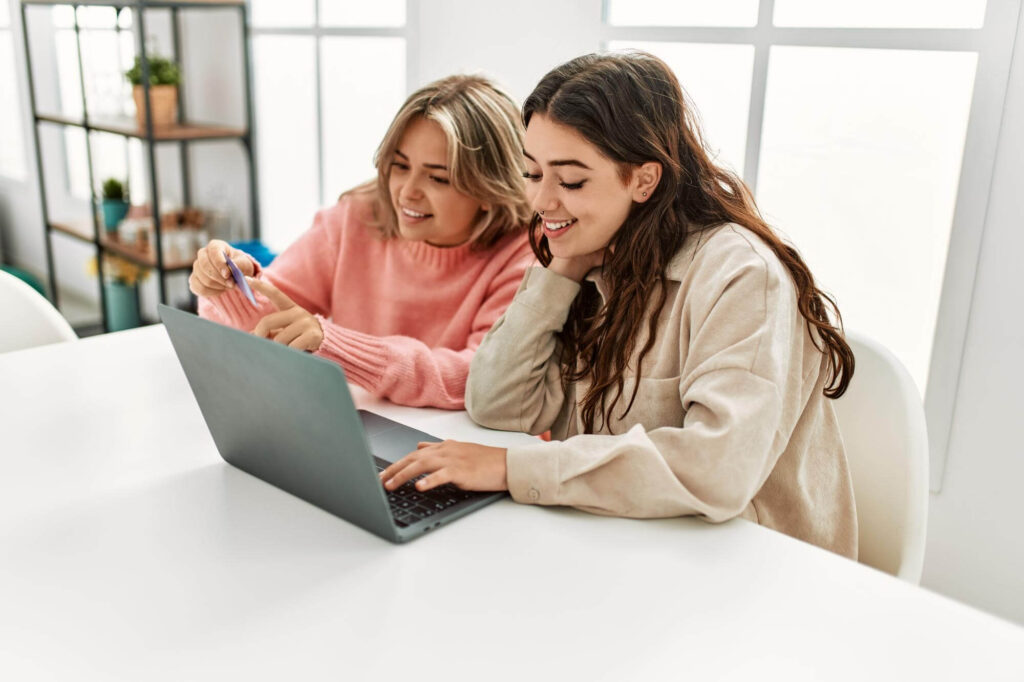 chicas mirando la computadora