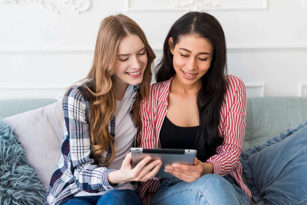 Chicas mirando su tablet