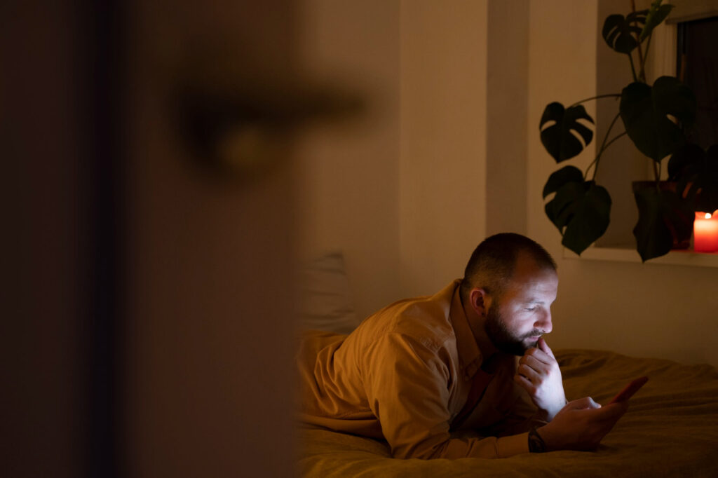 Mirando el celular en la noche