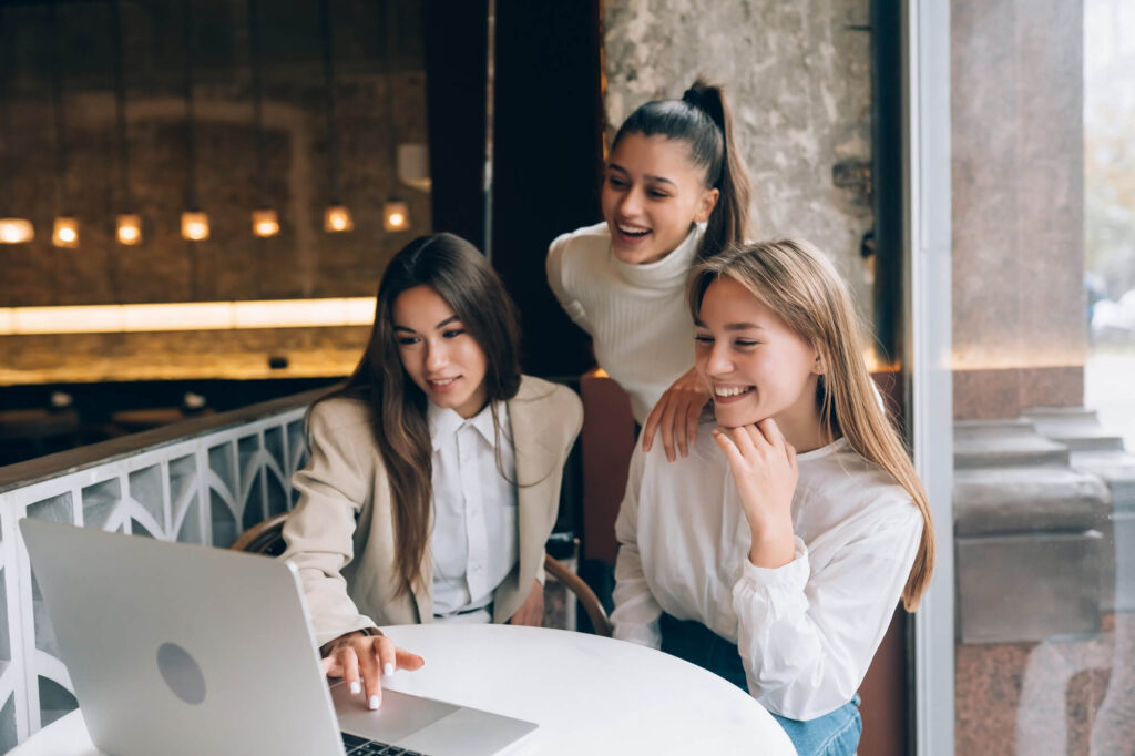 Mujeres observando su trabajo