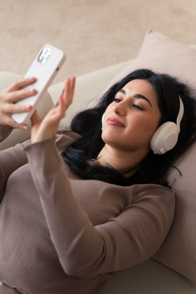 Chica escuchando música